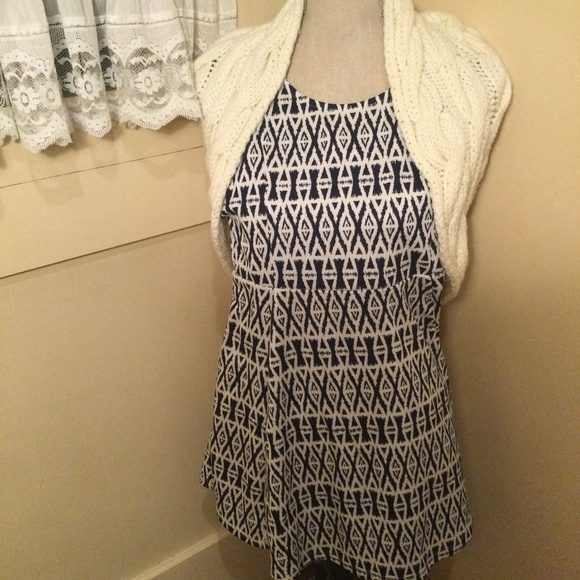 ⭐️ Knitted Cream Color Shrug by Rave - Picture 1 of 12